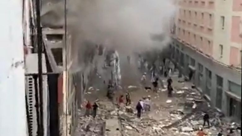 Una fuerte explosión destruyó un edificio en el centro de Madrid