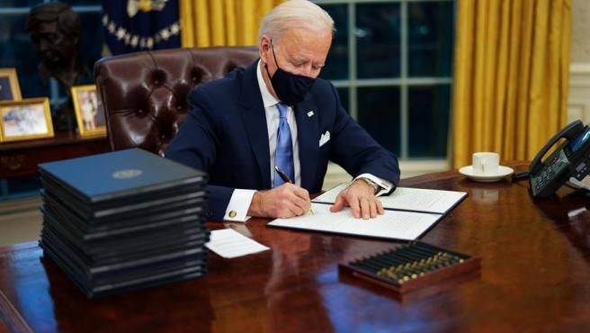 Joe Biden arranca su presidencia con una batería de 15 decretos que deshacen el legado de Donald Trump