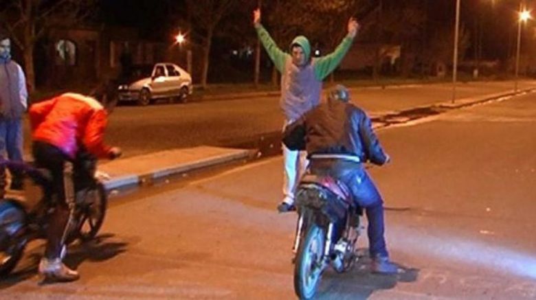 Vecinos de barrio Alberdi juntan firmas contra los motoqueros que hacen picadas