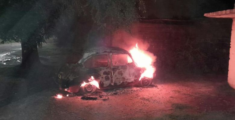 Un automóvil se incendió en su totalidad