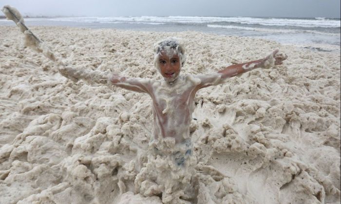 Sorprende a los turistas un extraño fenómeno en la espuma de mar