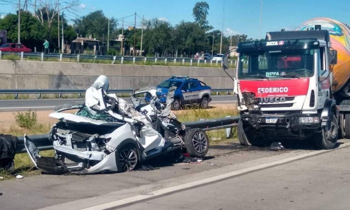 Un camión aplastó a un auto en Córdoba: al menos un muerto