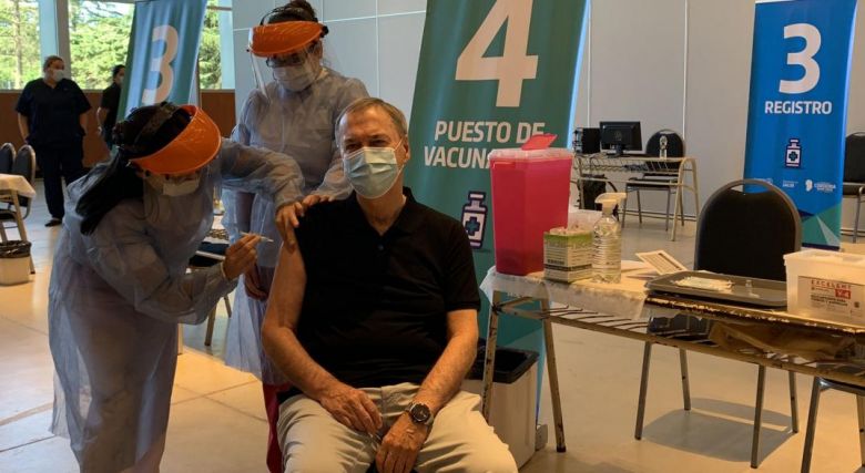 Schiaretti recibió la primera dosis de la vacuna Sputnik V contra el coronavirus  