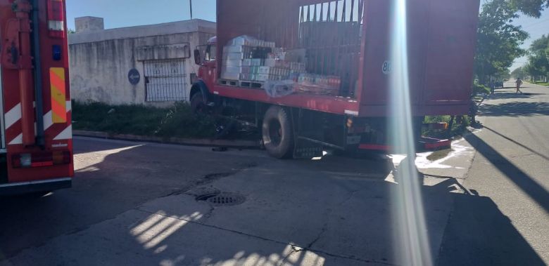 Una motocicleta terminó debajo de un camión en barrio Alberdi