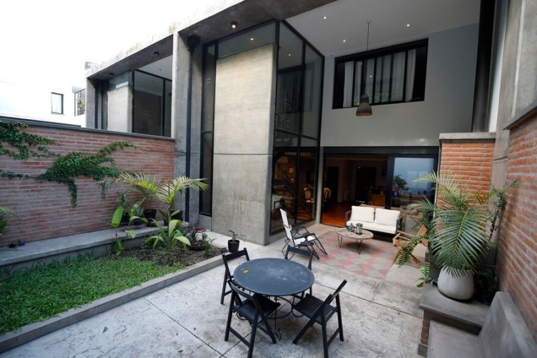 Tucumán: compró un colegio y convirtió las aulas en 26 departamentos con patio