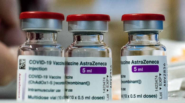 La OMS aprobó el uso de emergencia de dos versiones de la vacuna de AstraZeneca