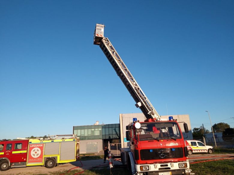 Bomberos Voluntarios realizan pruebas a una escalera mecánica importada desde Alemania