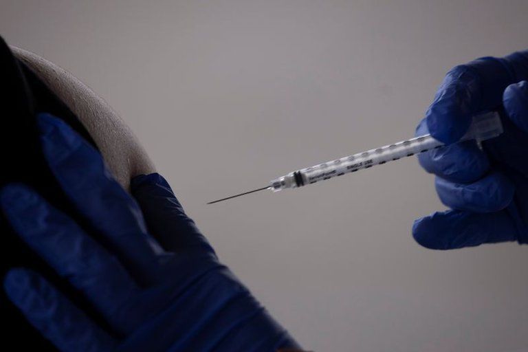 Pfizer y Moderna anunciaron que la variante sudafricana redujo la eficacia de su vacuna contra el coronavirus