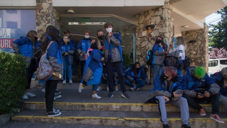 Fueron de viaje de egresados a Bariloche y casi 30 volvieron con coronavirus