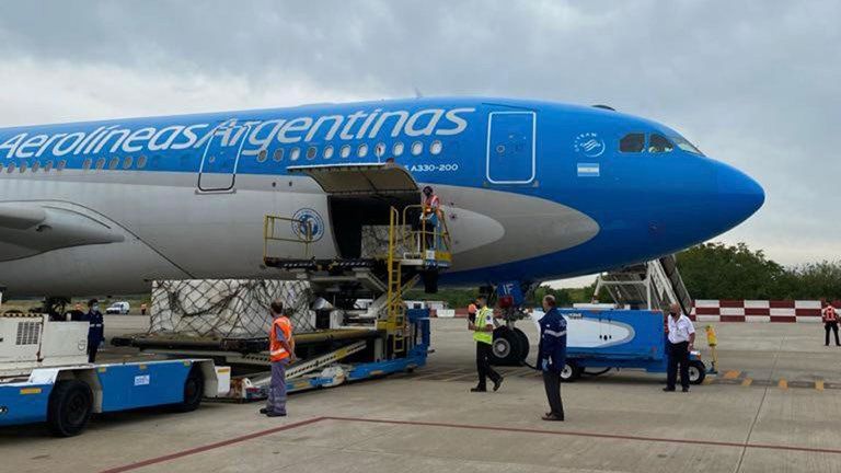 Un avión de Aerolíneas Argentinas partirá a las 13 rumbo a Beijing para traer al país un millón de vacunas de Sinopharm