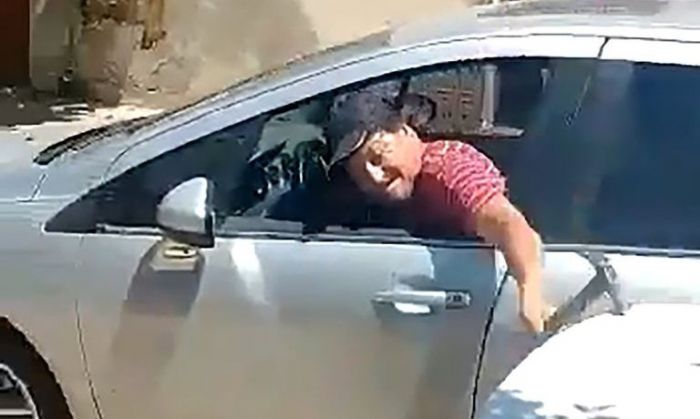 Oncativo: una mujer filmó a su ex pareja mientras rompía su auto con un martillo y lo detuvieron