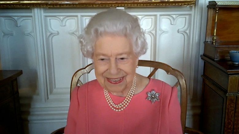 La reina Isabel II instó a los británicos a vacunarse contra el coronavirus