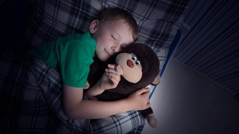 Los niños que cumplen con el horario para irse a dormir serán adultos más exitosos