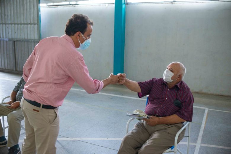 El Intendente visitó a los adultos mayores en el operativo de vacunación