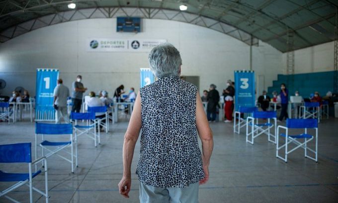 Más de 500 adultos mayores ya se vacunaron en el Polideportivo N° 2