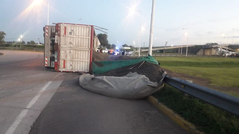 Un camión volcó en la rotonda de acceso a General Cabrera