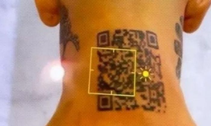 Un influencer se tatuó el código QR de su Instagram y no le funciona