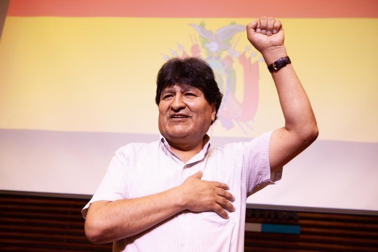 Evo Morales cantó victoria en primera vuelta en cinco departamentos, pero el boca de urna sólo le asegura dos triunfos
