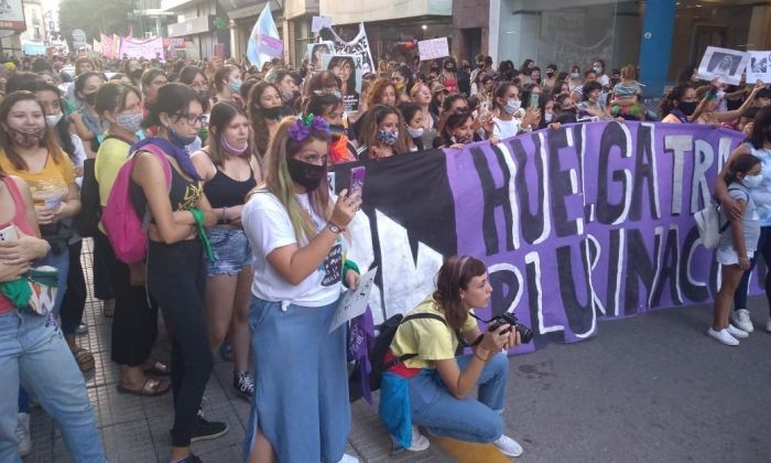Multitudinaria marcha de “Ni una Menos” y la “Multisectorial de Género” en Río Cuarto por el 8M 
