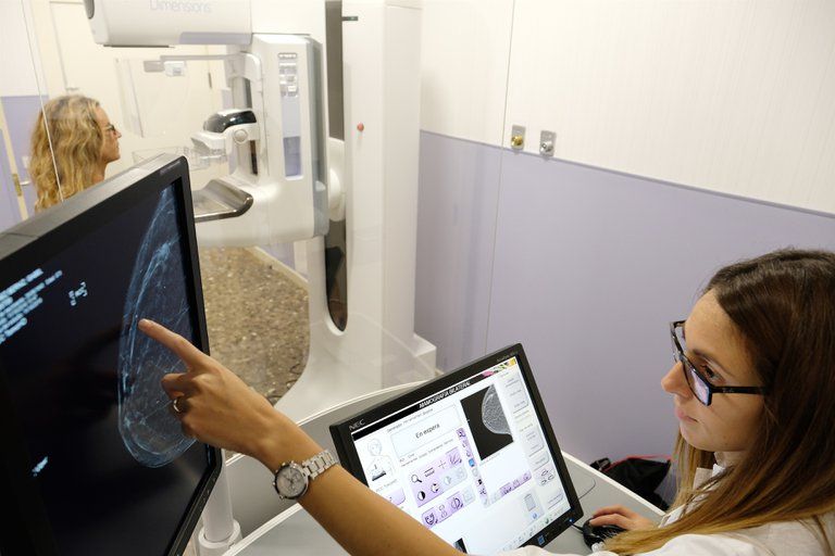 Premian en EEUU a una argentina por desarrollar un software inteligente que detecta cáncer de mama