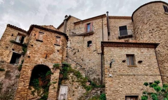 Otro pueblo de Italia vende casas a un euro: los requisitos