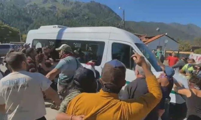 Atacaron a piedrazos la camioneta que transportaba a Alberto Fernández en su recorrida por Chubut