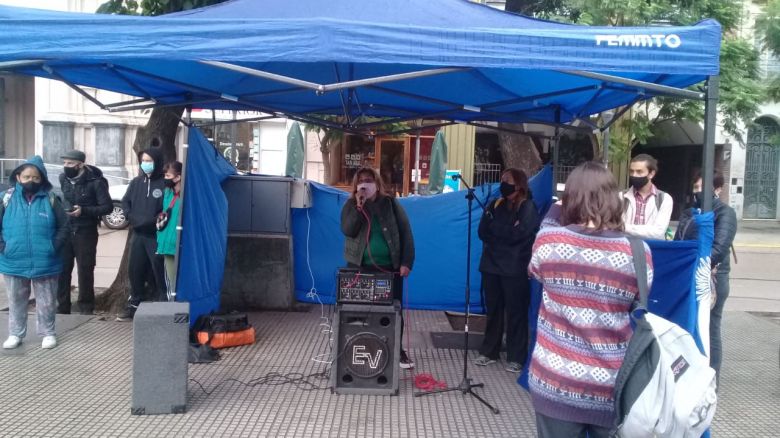 Con críticas a la empresa de transporte, se realizó una radio abierta en plaza Roca