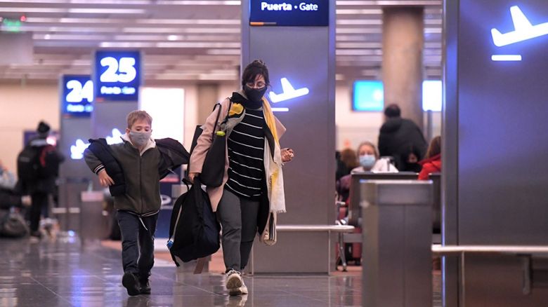 Por nuevas cepas, quedan suspendidos desde el sábado los vuelos de Brasil, Chile y México