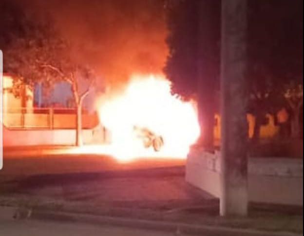 Explotó un vehículo en San Basilio y se incendió en su totalidad 