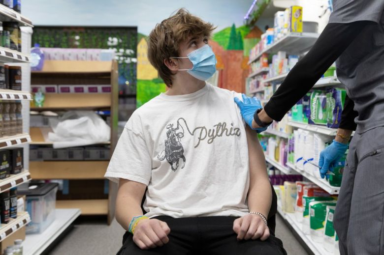 Pfizer y BioNTech anunciaron que su vacuna contra el COVID-19 mostró una eficacia del 100% en adolescentes de 12 a 15 años