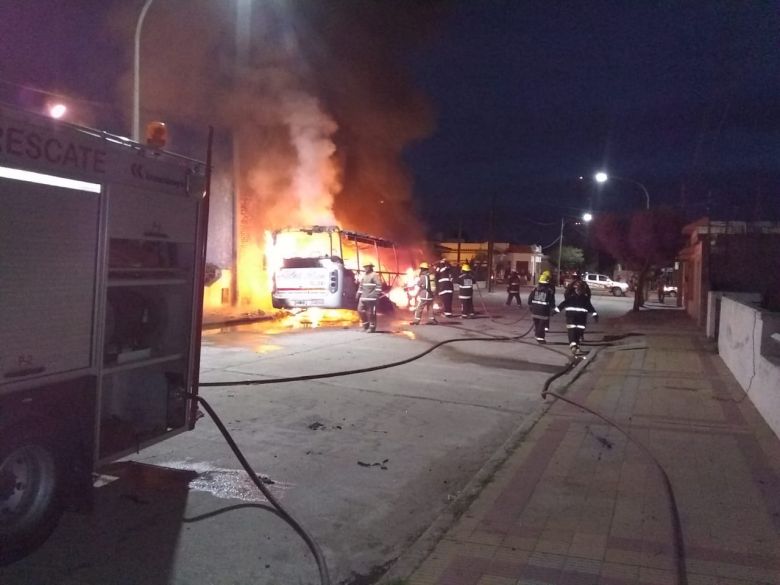 Un colectivo se incendió en pleno centro de Alcira Gigena