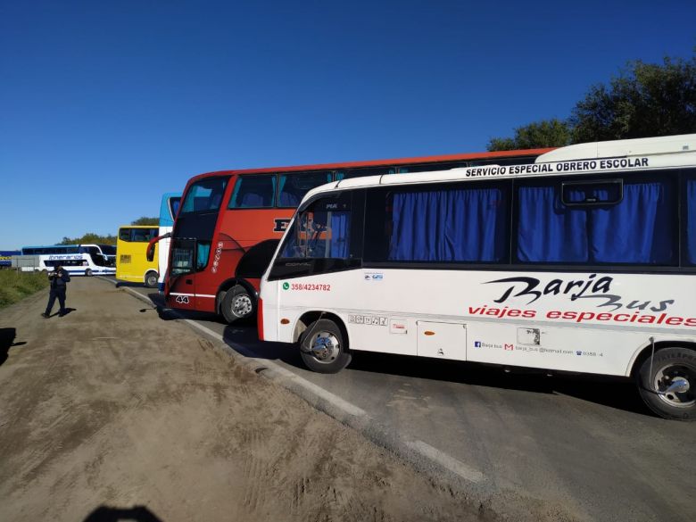 Transportistas turísticos y agencias de viaje cortaron las rutas A005 y 8 en protesta por la falta de trabajo 