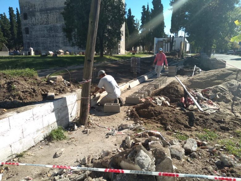 Comenzaron a levantar el paredón del Cementerio de la Concepción que se desmoronó hace tres semanas