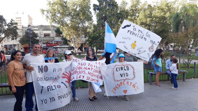 La marcha contra las restricciones en el país tuvo en Río Cuarto presencia minúscula pero desafiante