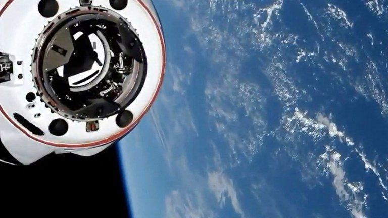 La cápsula Crew Dragon de SpaceX se acopló con éxito a la Estación Espacial Internacional