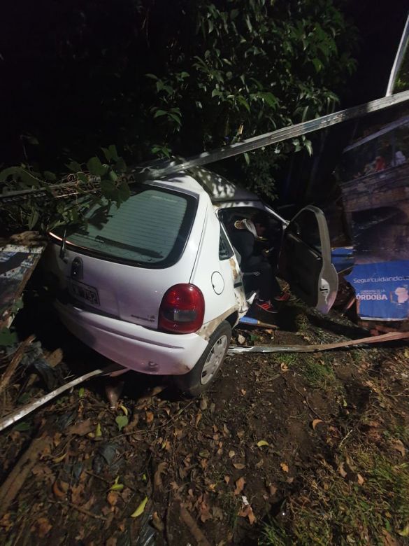 Un automóvil se incrustó en el cerco de una vivienda ubicada en Banda Norte