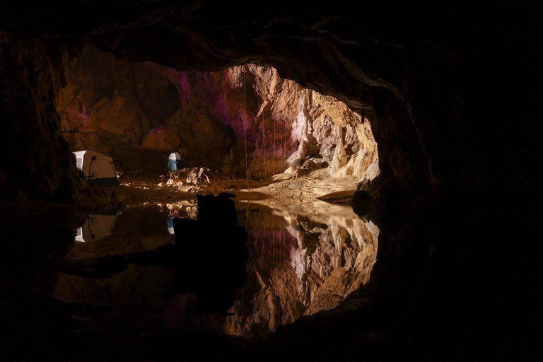 15 personas pasaron 40 días en una cueva sin teléfonos, relojes ni luz solar en un experimento extremo: estos fueron los resultados
