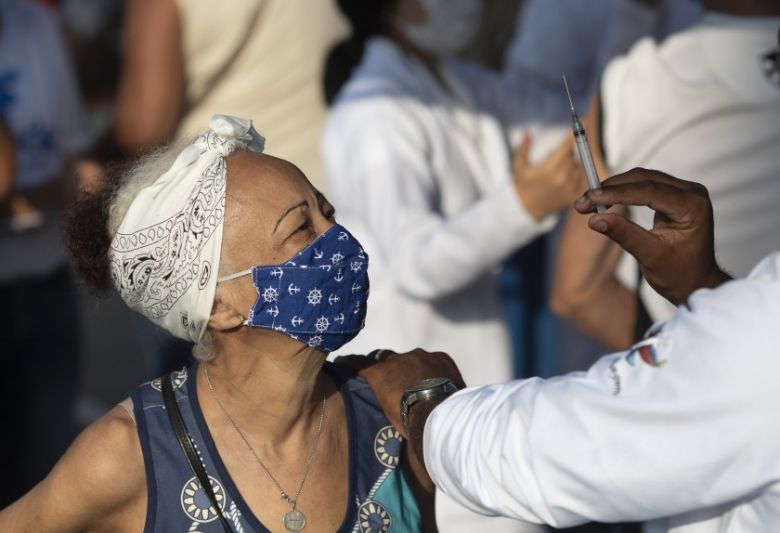 La misma semana del rechazo a la Sputnik V, Brasil recibe el primer lote de vacunas de Pfizer