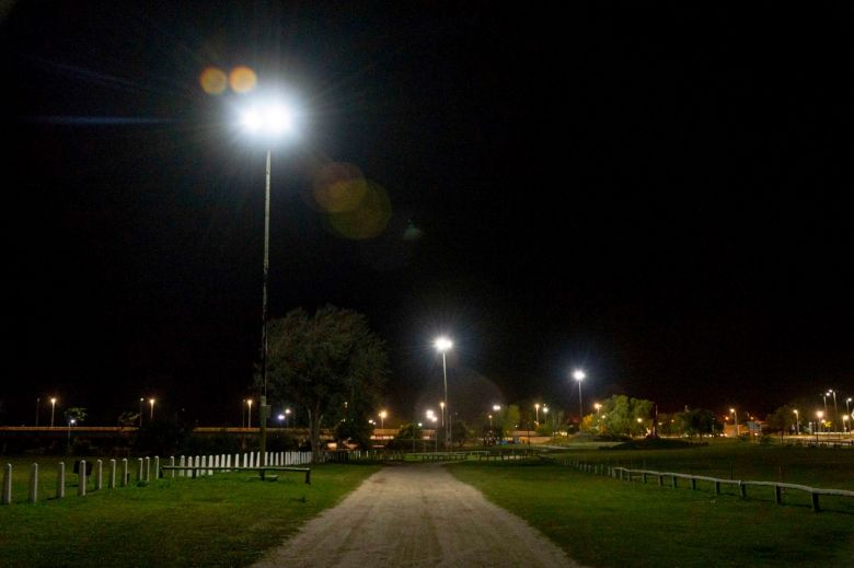 Colocaron más de 200 nuevas luminarias LED en la Costanera Sur