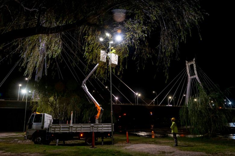 Colocaron más de 200 nuevas luminarias LED en la Costanera Sur