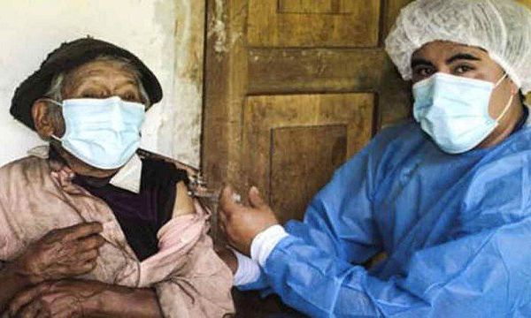 Tiene 121 años y fue vacunado contra el coronavirus en su casa de la selva central
