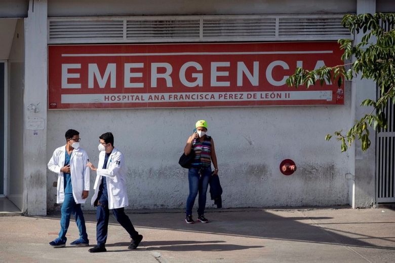 Venezuela: los muertos por coronavirus son arrastrados por las escaleras de un centro de salud
