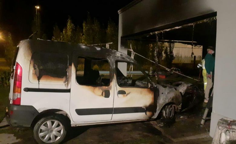 Un vehículo se incendió completamente en Los Tilos