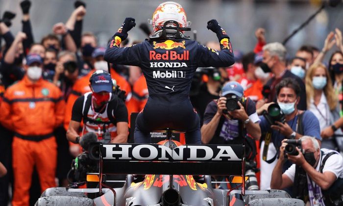 Verstappen ganó en Mónaco y ahora lidera el campeonato