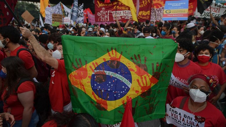 Nuevas protestas por el manejo oficial de la pandemia en Brasil