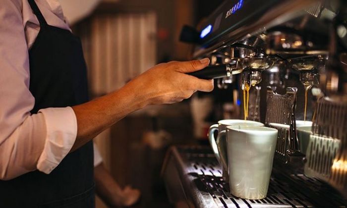 Los clientes de bares y cafés cayeron más de la mitad con las nuevas disposiciones preventivas
