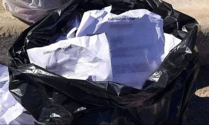 Un hombre encontró 62 currículums en la basura, se los llevó y le consiguió trabajo a 14 personas
