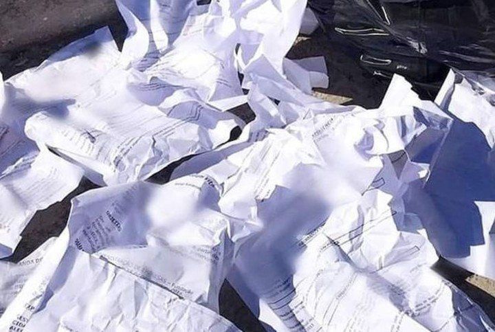 Un hombre encontró 62 currículums en la basura, se los llevó y le consiguió trabajo a 14 personas