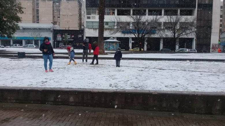 Los principales espacios públicos fueron escenario para que los riocuartenses disfruten de la nieve