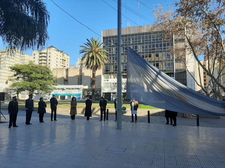 Día de la Bandera: el Municipio realizó un homenaje al personal de la salud